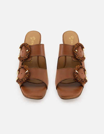 Mule de piel  para mujer color cuero con detalle de broches