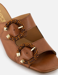 Mule de piel  para mujer color cuero con detalle de broches