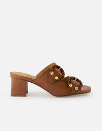 Mule de piel  para mujer color cuero con detalle de broches