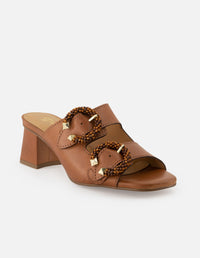 Mule de piel  para mujer color cuero con detalle de broches