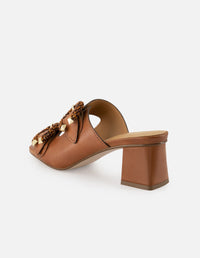 Mule de piel  para mujer color cuero con detalle de broches