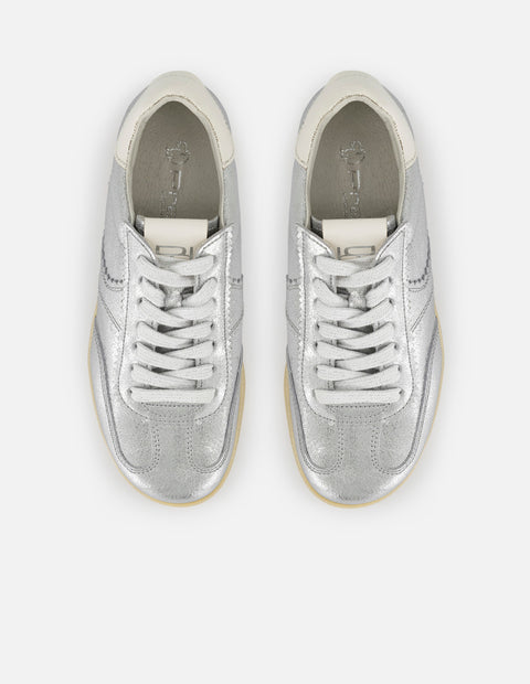 Tenis color plata de piel metalizada para mujer con napa blanca