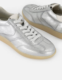 Tenis color plata de piel metalizada para mujer con napa blanca
