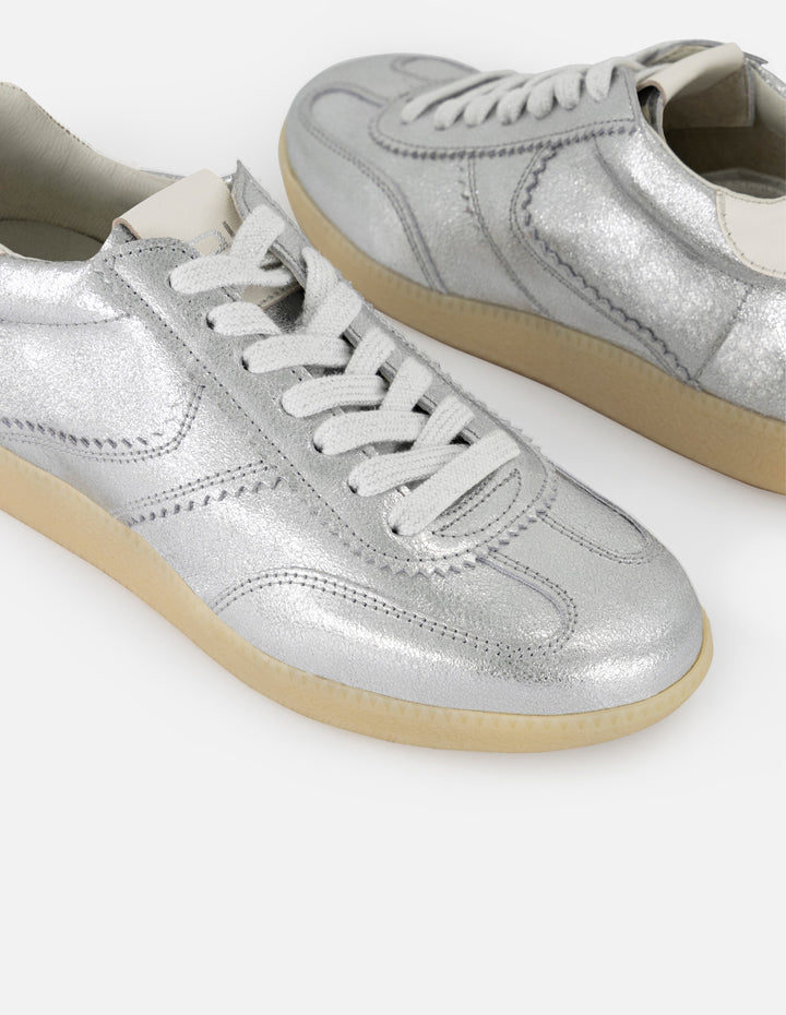Tenis color plata de piel metalizada para mujer con napa blanca
