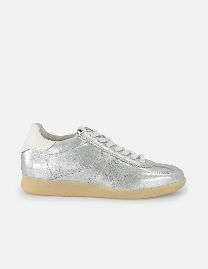 Tenis color plata de piel metalizada para mujer con napa blanca