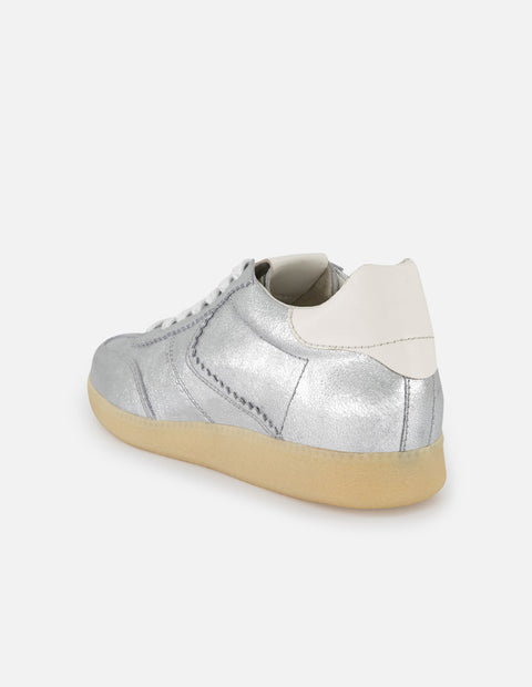 Tenis color plata de piel metalizada para mujer con napa blanca