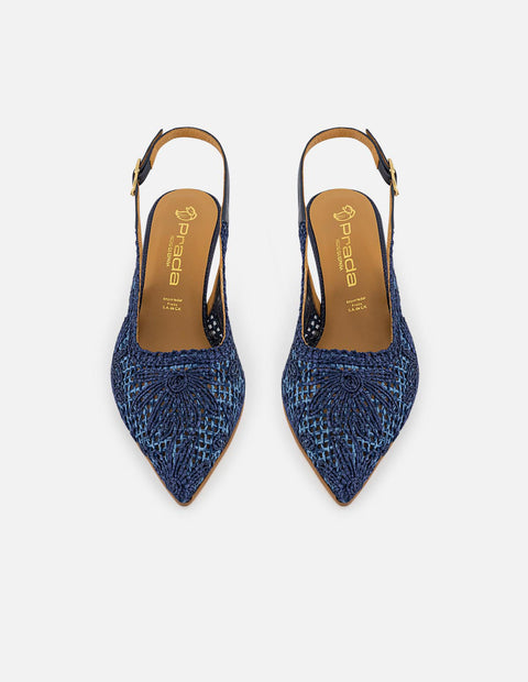 Zapatilla azul en reja para mujer con bordado floral