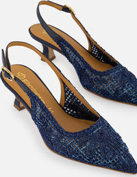 Zapatilla azul en reja para mujer con bordado floral