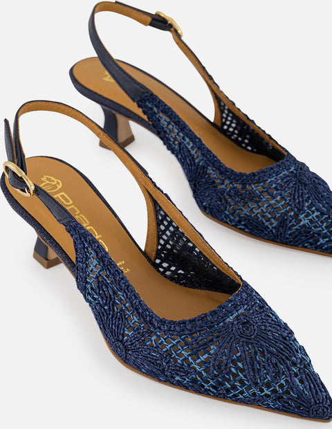 Zapatilla azul en reja para mujer con bordado floral