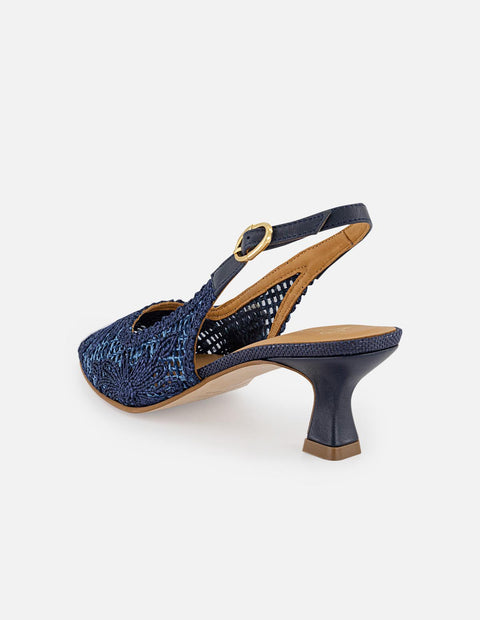 Zapatilla azul en reja para mujer con bordado floral