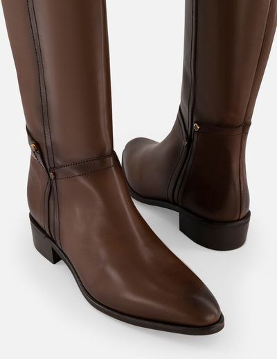Botas café piel de mujer remaches cabeza de león color dorado