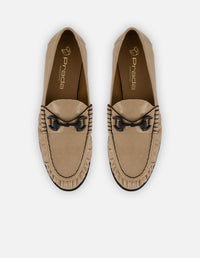 Mocasines beige con detalle café en charol para mujer