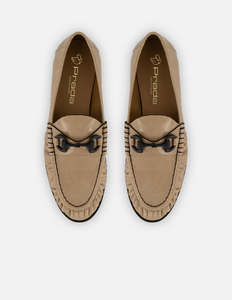 Mocasines beige con detalle café en charol para mujer