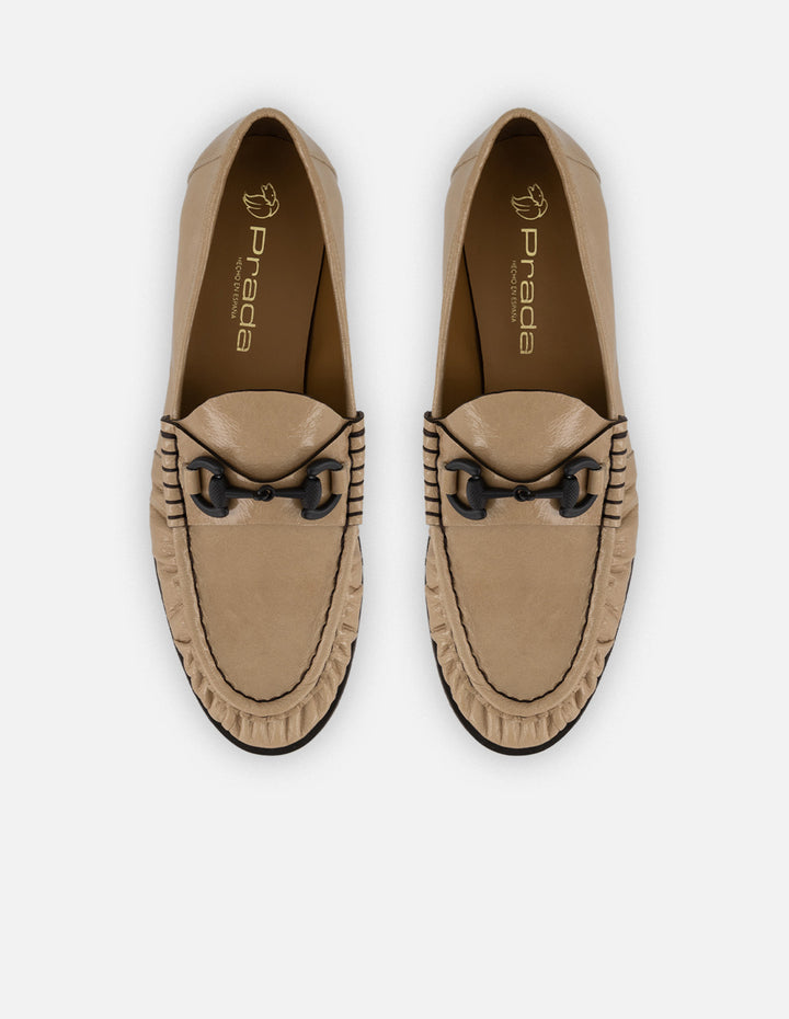 Mocasines beige con detalle café en charol para mujer