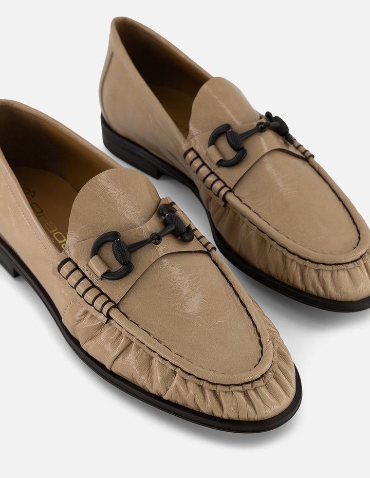 Mocasines beige con detalle café en charol para mujer