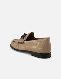 Mocasines beige con detalle café en charol para mujer