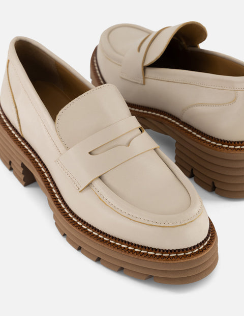 Mocasines blancos en piel con contraste café para mujer