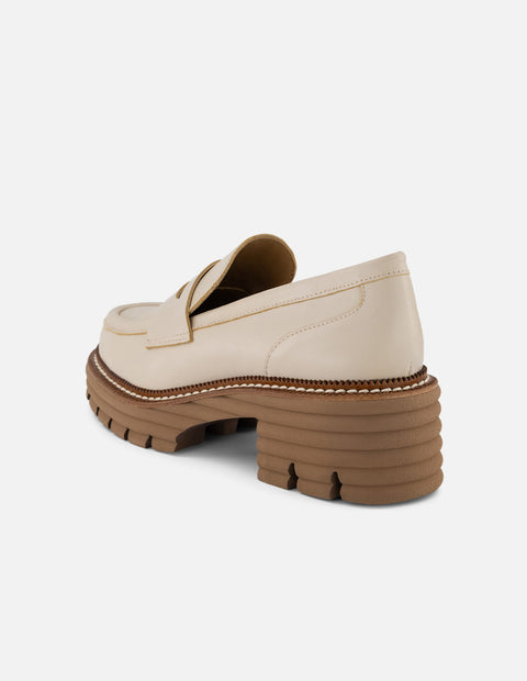 Mocasines blancos en piel con contraste café para mujer