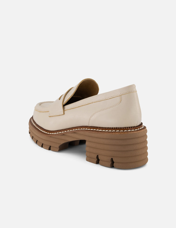 Mocasines blancos en piel con contraste café para mujer