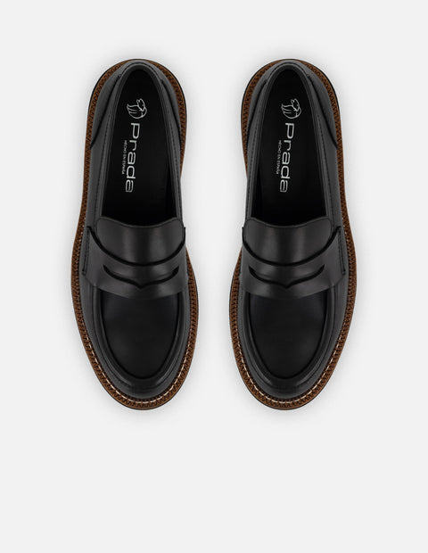 Mocasines negros con contraste café y suela ligera