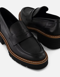 Mocasines negros con contraste café y suela ligera