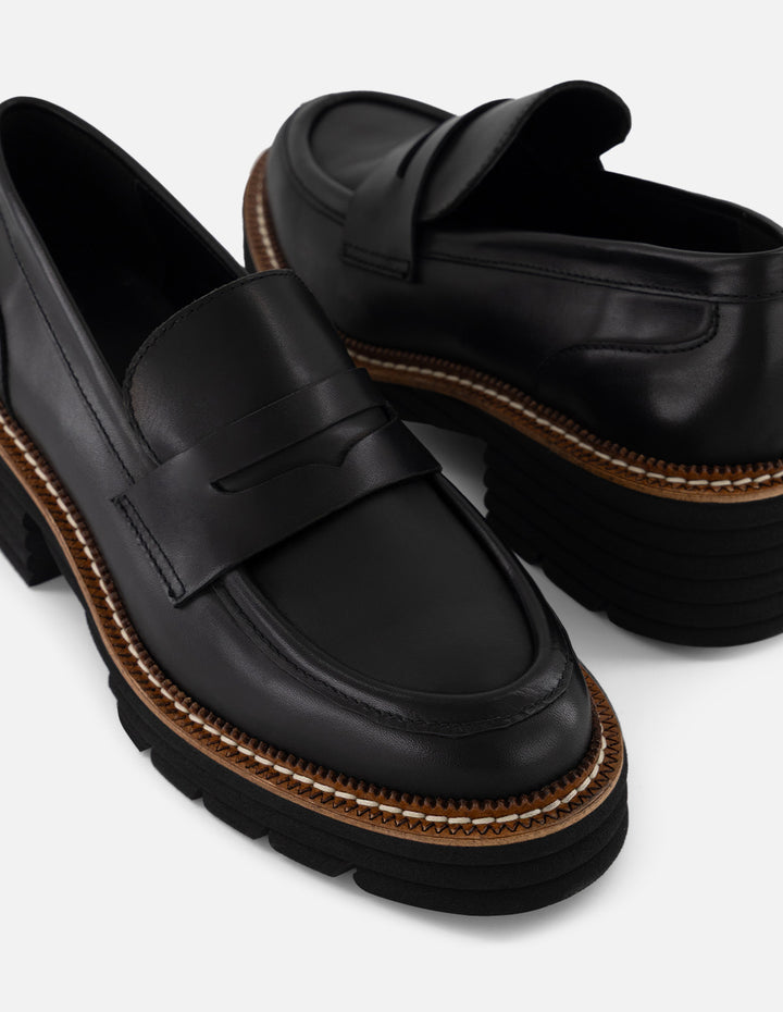 Mocasines negros con contraste café y suela ligera