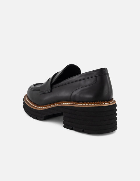 Mocasines negros con contraste café y suela ligera