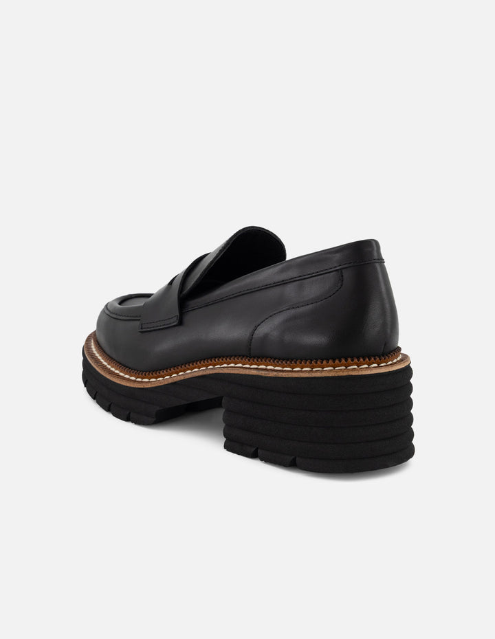 Mocasines negros con contraste café y suela ligera