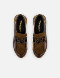 Mocasin café de ante de mujer con detalles de charol