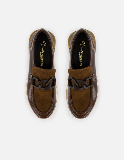 Mocasin café de ante de mujer con detalles de charol