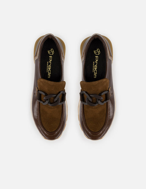 Mocasin café de ante de mujer con detalles de charol