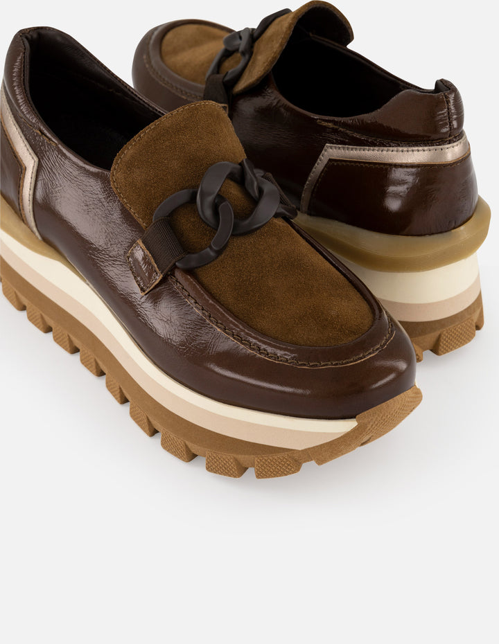Mocasin café de ante de mujer con detalles de charol