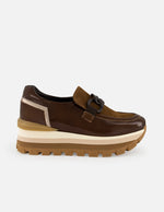 Mocasin café de ante de mujer con detalles de charol