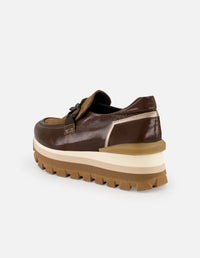 Mocasin café de ante de mujer con detalles de charol