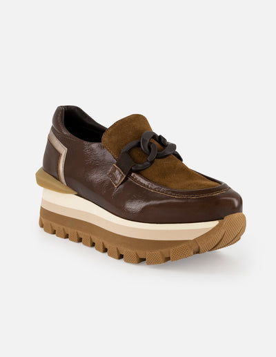 Mocasin café de ante de mujer con detalles de charol