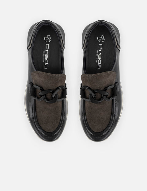 Mocasin negro de ante de mujer con detalles de charol