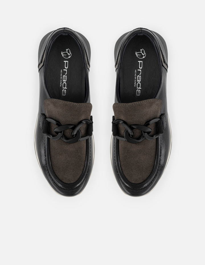 Mocasin negro de ante de mujer con detalles de charol