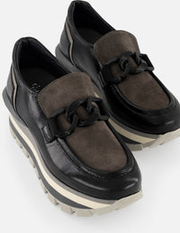 Mocasin negro de ante de mujer con detalles de charol