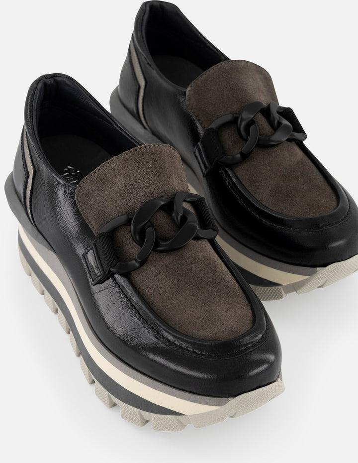 Mocasin negro de ante de mujer con detalles de charol