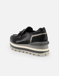 Mocasin negro de ante de mujer con detalles de charol