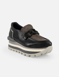 Mocasin negro de ante de mujer con detalles de charol