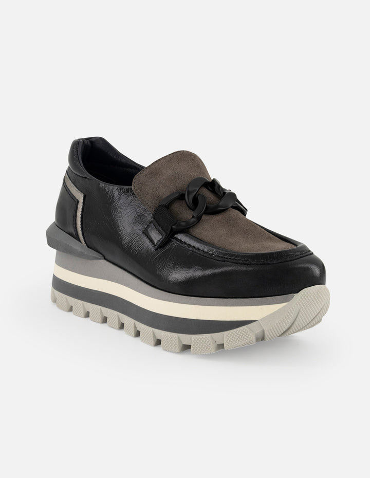 Mocasin negro de ante de mujer con detalles de charol