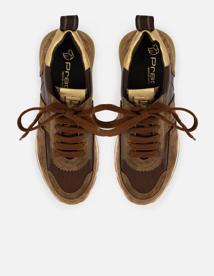 Tenis color cafe de ante de mujer con detalles de charol