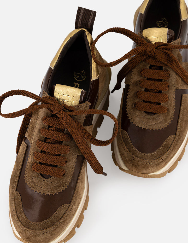 Tenis color cafe de ante de mujer con detalles de charol