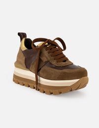 Tenis color cafe de ante de mujer con detalles de charol