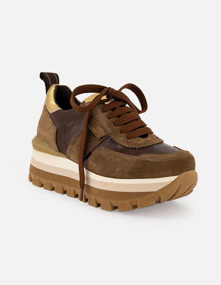 Tenis color cafe de ante de mujer con detalles de charol