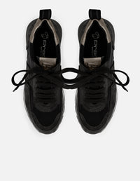 Tenis negro de ante de mujer con detalles de charol