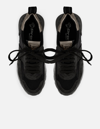 Tenis negro de ante de mujer con detalles de charol
