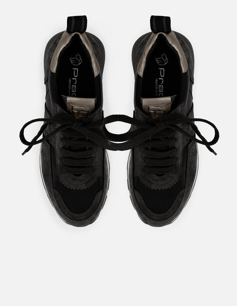 Tenis negro de ante de mujer con detalles de charol