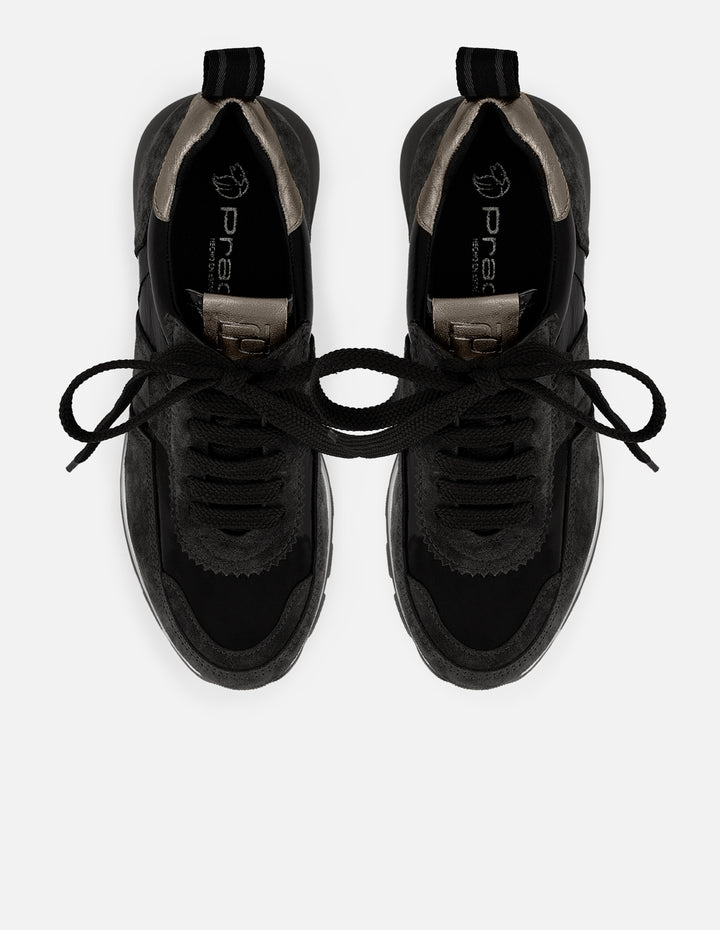 Tenis negro de ante de mujer con detalles de charol